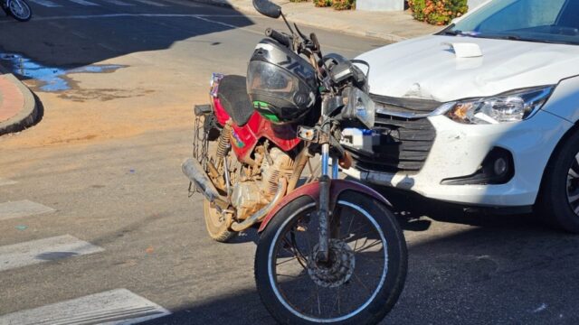 Homem de 68 Anos fica ferido em colisão entre carro e moto em Catalão