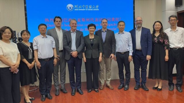 Governo de Goiás estuda parceria com universidade chinesa para produção de medicamentos