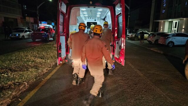 Jovem fica ferida após veículo tombar em avenida de Catalão