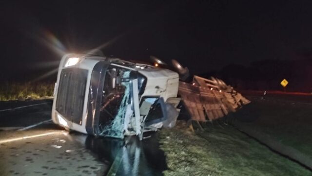 Motorista fica ferido em acidente na BR-050 envolvendo carreta com carga de cerâmica em Campo Alegre de Goiás