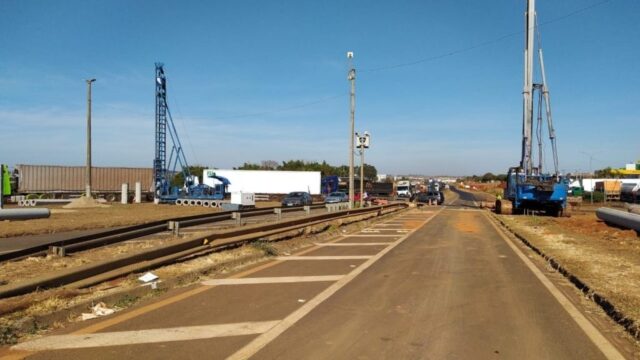 Carreta com problemas mecânicos bloqueia trânsito no Trevo do JK na BR-050 em Catalão e provoca congestionamento
