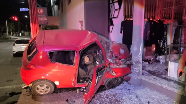 Motorista fica ferido após carro colidir em estabelecimento comercial no centro de Catalão