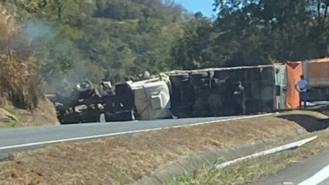 Pista da BR-050 fica totalmente interditada em Araguari, após tombamento de carretas