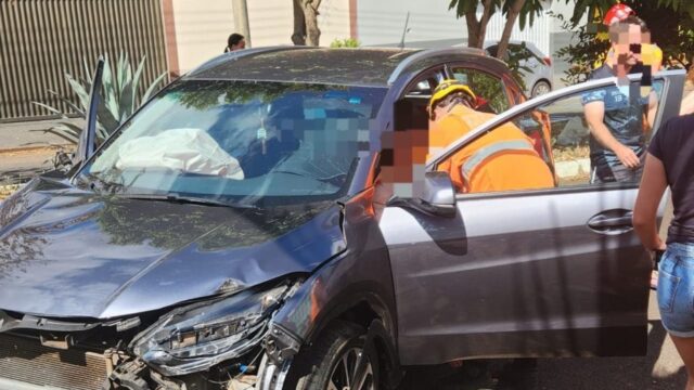 Motorista de 18 anos fica ferida após colidir veículo em poste de iluminação pública em Araguari