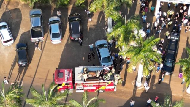 Cortejo de despedida do ex-prefeito Marion Rosa percorre principais avenidas de Ouvidor
