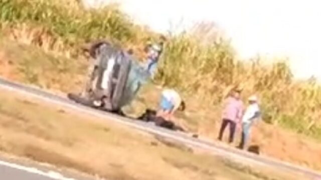 Saída de pista seguida de capotamento deixa uma pessoa ferida na BR-050, em Catalão
