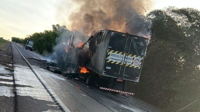 Veículo de carga pega fogo e deixa trânsito interditado na BR-153, em Itumbiara