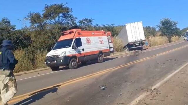 Em Goiás, colisão frontal entre carro e caminhão na BR-080 deixa três mortos
