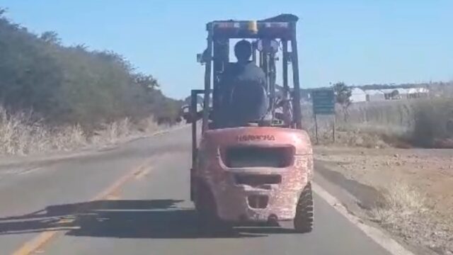Risco na rodovia: Empilhadeira é flagrada trafegando na GO-330 em Catalão; VÍDEO