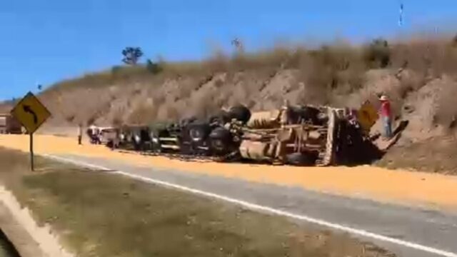 Motorista e passageira ficam feridos após carreta carregada com milho tombar na BR-050 em Catalão
