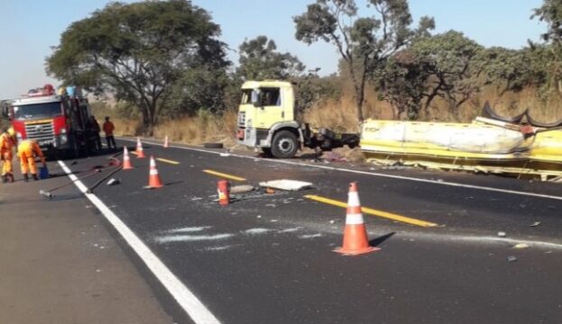 Grave acidente com carreta de combustíveis interdita BR-365 entre Patrocínio e Uberlândia