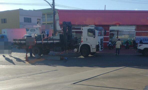 Peça de equipamento de bombeamento de água cai de caminhão e interdita trecho de avenida em Catalão