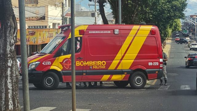 Mulher fica ferida em acidente de trânsito no cruzamento da Avenida Dr. Lamartine com a Rua Suíça, em Catalão