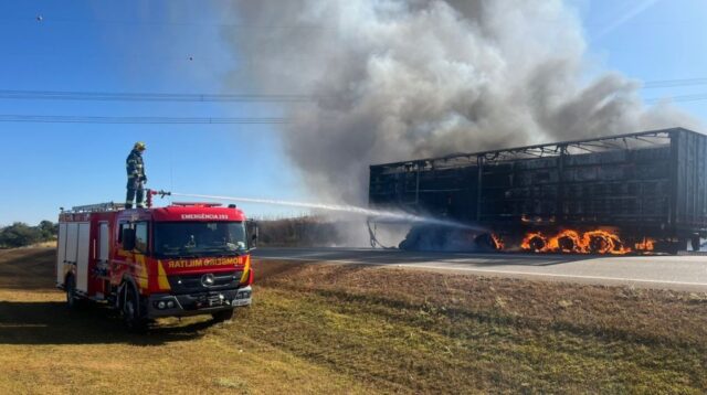 Bombeiros combatem incêndio em carreta de algodão na BR-050, em Catalão