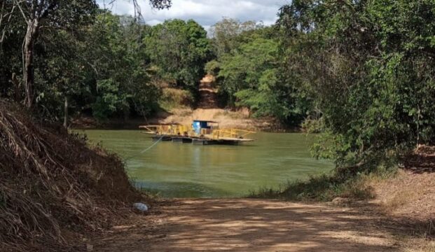 Corpo de Bombeiros resgata veículo submerso no Porto da Balsa Velha em Davinópolis