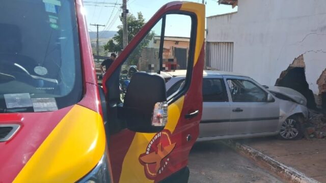 Motorista de carro fica ferido ao bater contra muro em Ipameri