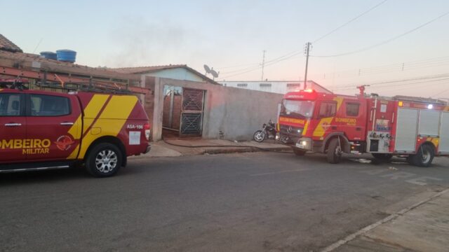 Corpo de Bombeiros combate incêndio em residência no bairro Jardim Catalão, em Catalão