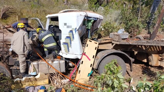 Motorista fica ferido após tombamento de carreta na GO-213 próximo ao trevo de Campo Alegre de Goiás