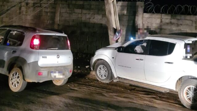 Motorista perde controle de caminhonete e colide contra poste de iluminação pública em Catalão