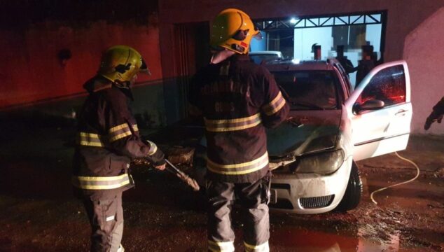 Carro pega fogo em Catalão e Corpo de Bombeiros é acionado para apagar as chamas