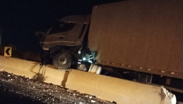 Caminhão colide com barreira de proteção na BR-050 em Catalão; motorista sai ileso