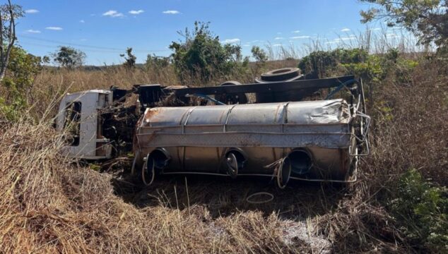 Homem fica ferido após caminhão tanque de leite estourar pneu e sair da pista na GO-210 em Catalão