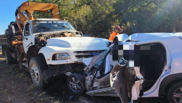 Colisão entre carro e caminhão deixa três mortos e uma criança ferida na MG-413, em Araguari