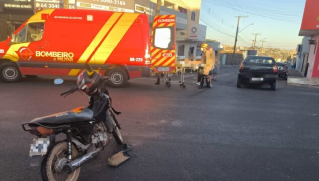 Acidente entre carro e moto deixa jovem ferido em avenida de Catalão
