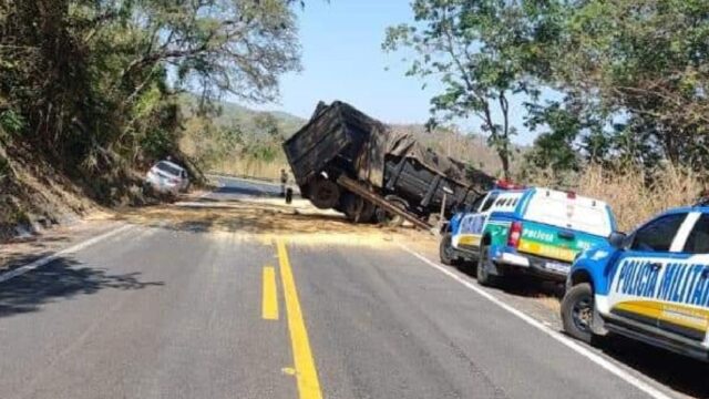 Carreta tomba e carga de milho fica espalhada pela pista em acidente na GO-213 entre Ipameri e Caldas Novas