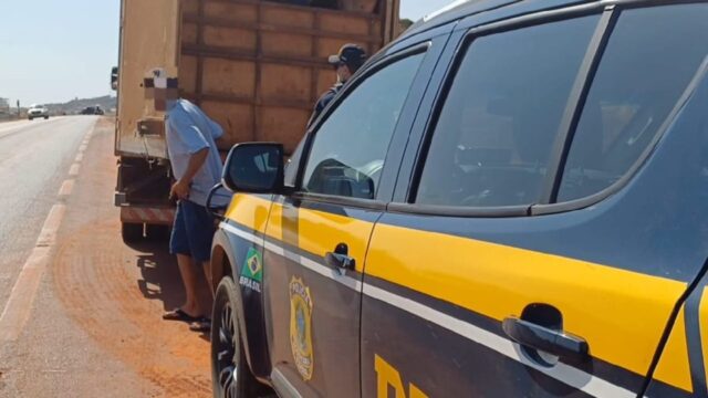 BR-050: PRF flagra passageiros em compartimento de carga de caminhão baú
