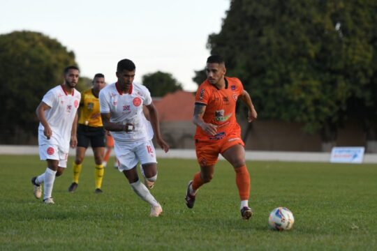 Anapolina goleia Abecat Ouvidorense por 3 a 0 no Estádio Luiz Benedito