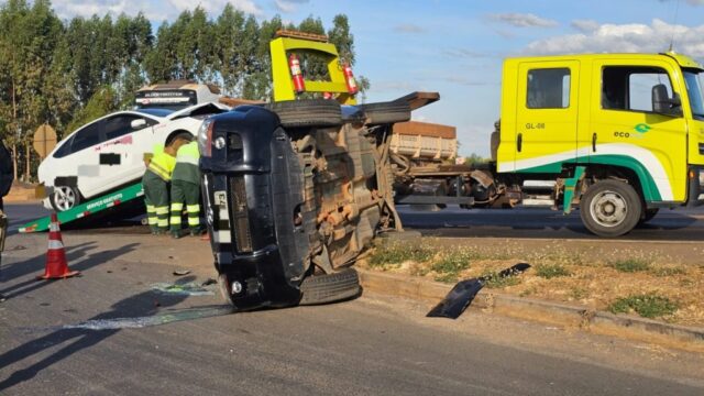 Carro tomba após se envolver em acidente com outro veículo na BR-050 em Catalão; ninguém fica ferido