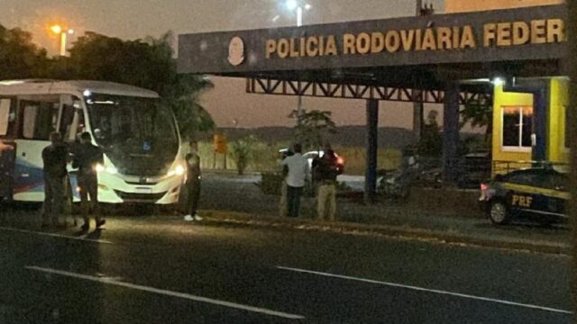 Ônibus que transportava pacientes do interior é apreendido na BR-153, em Goiás