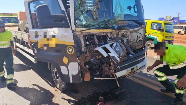 Caminhão colide na traseira de outro na BR-050 em Catalão