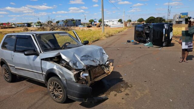 Colisão seguida de capotamento deixa passageira ferida no Bairro Paquetá, em Catalão