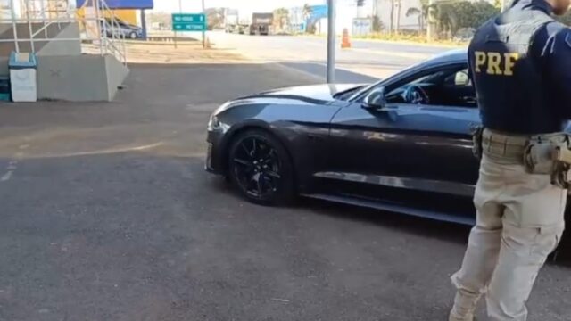 Carro de luxo com mais de R$ 30 mil em débitos é apreendido em Goiás