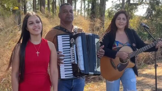 Mãe e filha cantoras de Catalão viralizam na internet com música em homenagem aos caminhoneiros
