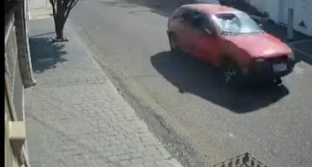 Grave acidente em Araguari: Condutor de carro com placa de Catalão atropela motociclista e foge do local