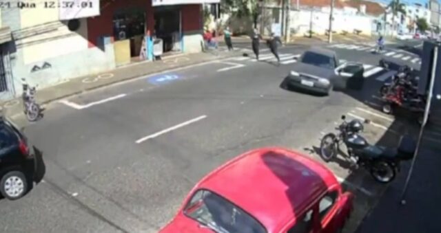 VÍDEO: funcionários tentam impedir roubo de veículo da empresa no bairro Lídice em Uberlândia