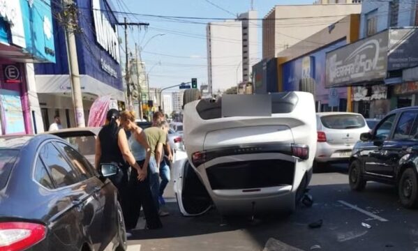 Carro capota e fica com as rodas para cima ao se envolver com outros cinco veículos em Uberlândia