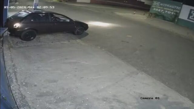 VÍDEO: 'Gangue da marcha à ré' derruba portão e furta cofre de empresa em Uberlândia