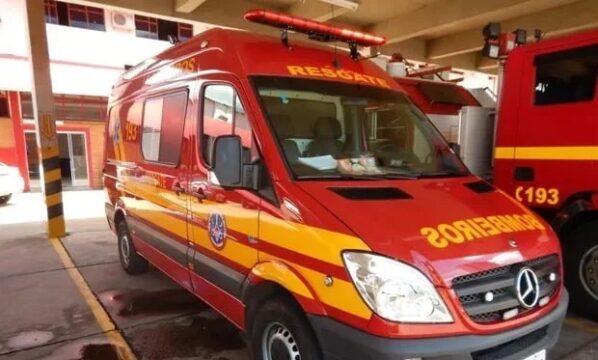 Ônibus bate em ambulância que socorria idosa que morreu atropelada por outro ônibus em Uberlândia