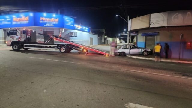 Colisão na contramão: Carro invade estabelecimento comercial no Bairro São João, em Catalão; VÍDEO