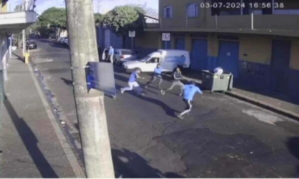 VÍDEO: Homem cai do telhado e é impedido de furtar casa por trabalhadores no bairro Umuarama em Uberlândia