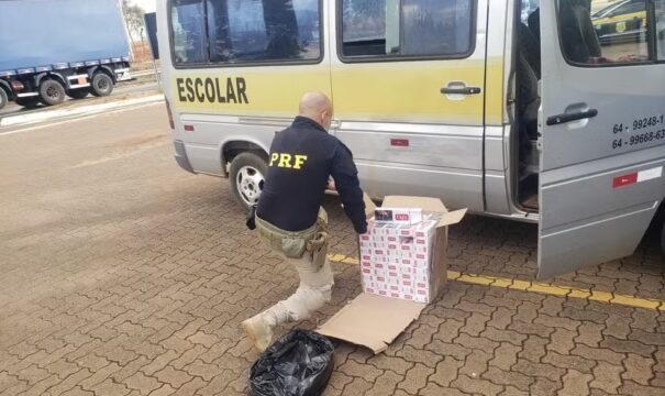 Motorista é preso com 30 mil maços de cigarros contrabandeados dentro de van escolar na BR-365, em Uberlândia