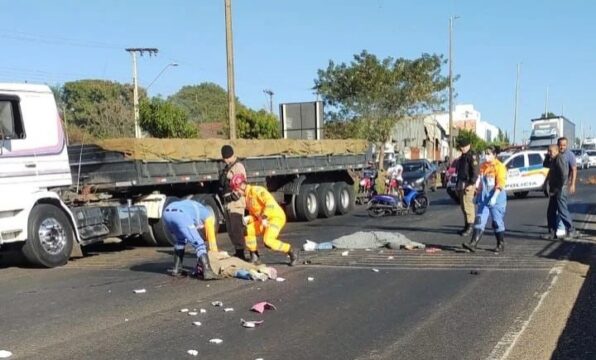 Tragédia em Uberlândia: Motociclistas colidem e são atropelados por carreta