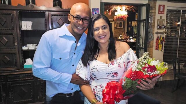Empresário faz pedido de casamento romântico para locutora em restaurante de Catalão; Veja vídeo