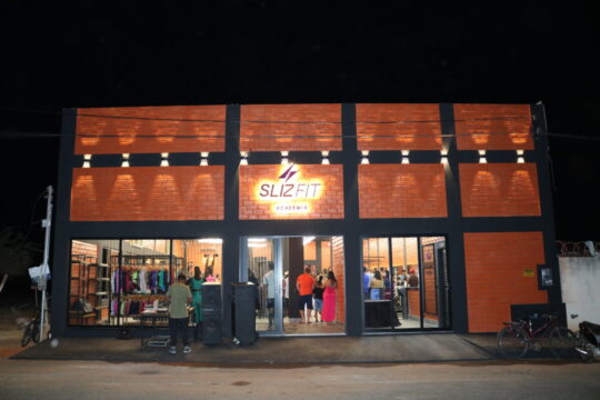 Academia SLIZ FIT inaugura em Ouvidor com loja de roupas própria e ambiente rústico moderno