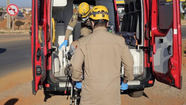 Mulher fica ferida após queda de moto na BR-050 em Catalão