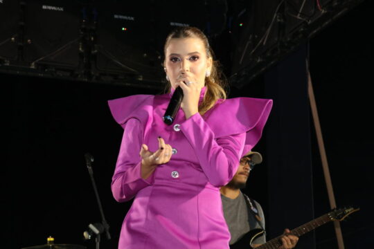 Amanda Letícia agita o Palco Amanhecer na Expo Catalão 2024 com mega show energético e repertório diversificado
